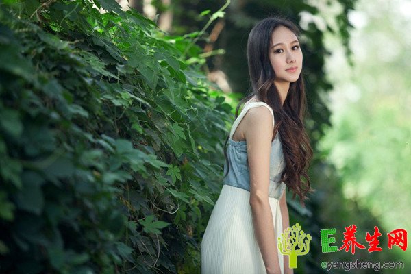 女人胸部小是哪些原因导致的