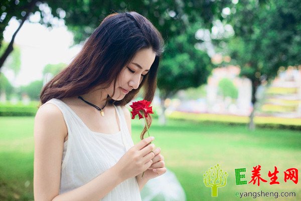 女人胸部小是哪些原因导致的